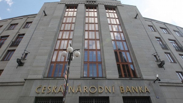 Roční výročí intervencí oslavila koruna novým rekordem vůči USD