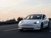 Tesla slíbila snížit výrobní náklady o polovinu, nové modely nepředstavila