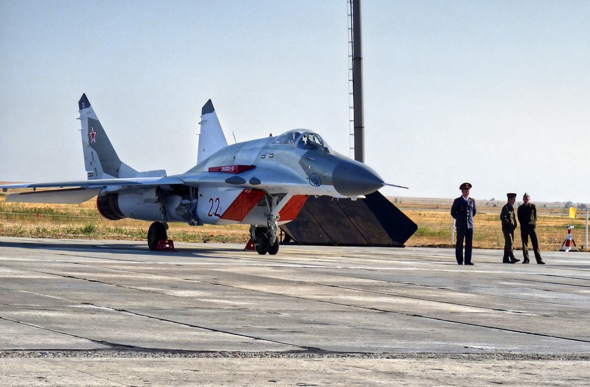 Kyjev potvrdil setkání Lavrova s Kulebou, polský plán předání stíhaček Ukrajině odmítly USA