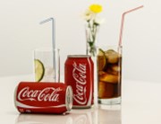 Coca-Cola prudce zvýšila zisk, pomohl zájem o nové produkty
