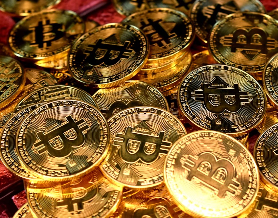 Největší short squeeze za roky. Bitcoin prudce otočil po nadějích na deregulaci
