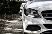 Provozní zisk německé automobilky Mercedes-Benz loni klesl o tři procenta