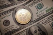 Cena bitcoinu překonala 65 000 dolarů, v korunách je rekordní