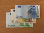 Kurz EUR vůči USD v úterý oslabil