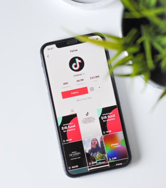 Trump zavede reciproční cla a věří, že Putin usiluje o mír na Ukrajině. TikTok je v USA opět dostupný a evropské futures jsou smíšené