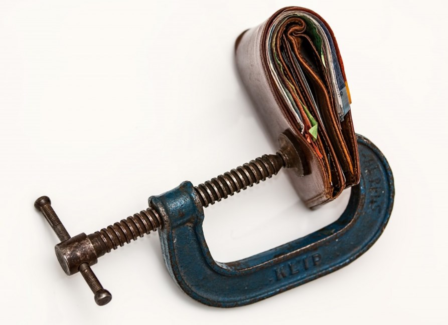 Rozbřesk: České a německé domácnosti již v únoru šlapaly na brzdu