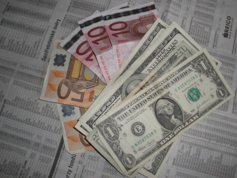 Dolar dnes k euru slábnul i posiloval, trhy se zaměřují na Fed