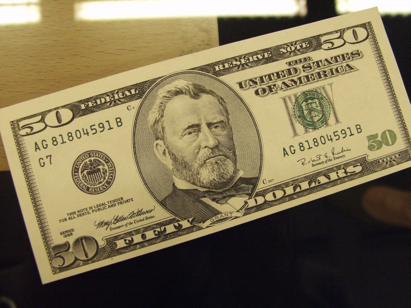 Dolar stále s průlomem pod 1,25 neuspěl, přerušil i posilování proti jenu