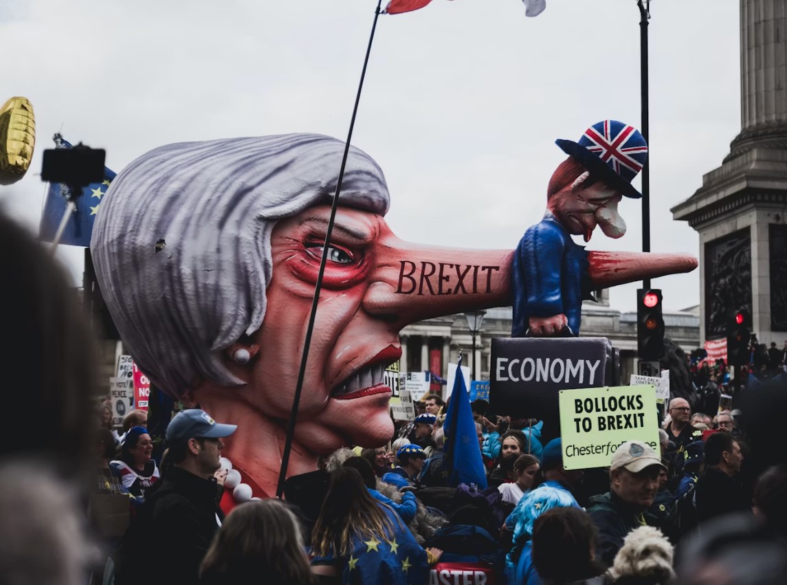 Brexit brzdí ekonomiku. Británie po rezignaci premiéra hledá nový směr