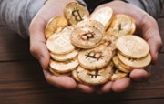 Bitcoin poprvé od osmého března sestoupil pod 50 000 dolarů
