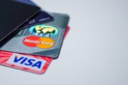 BBC: Visa a Mastercard čelí obvinění z nadměrných poplatků