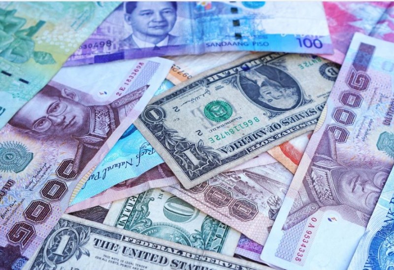 Akcie kráčejí vpřed s podporou nových zpráv, měny však jejich nadšení míjí