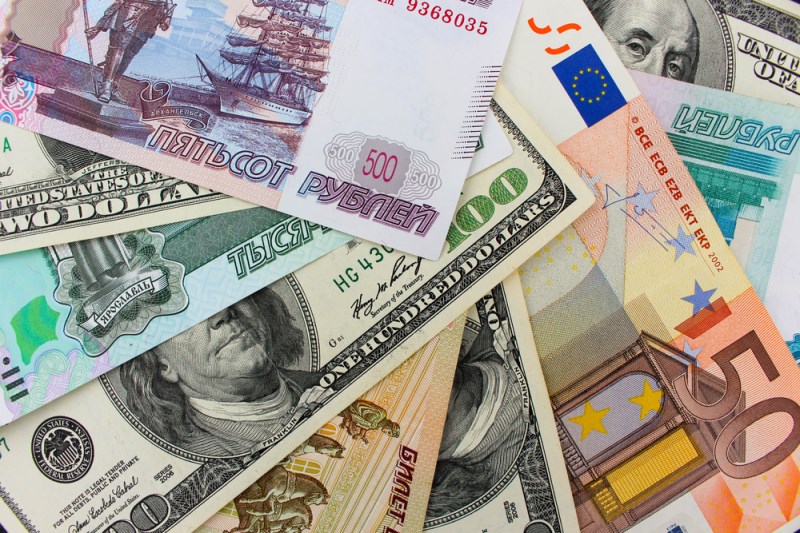 Dolar odpoledne obrací a rychle slábne i přes solidní data