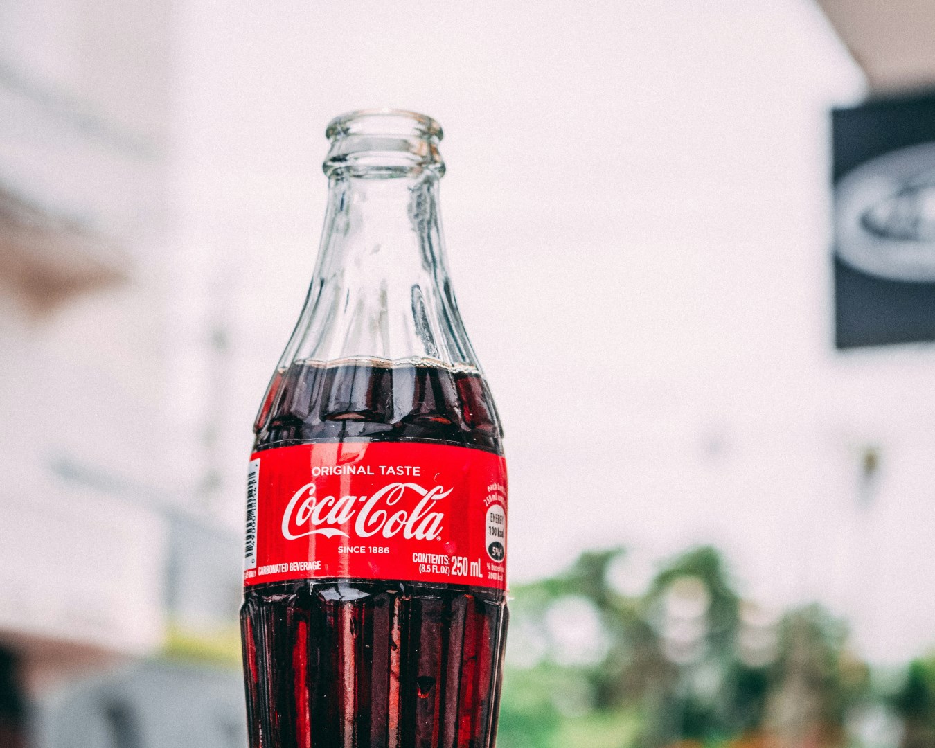 Coca-Cola překonala odhady, poptávka na klíčových trzích ale zůstává slabší
