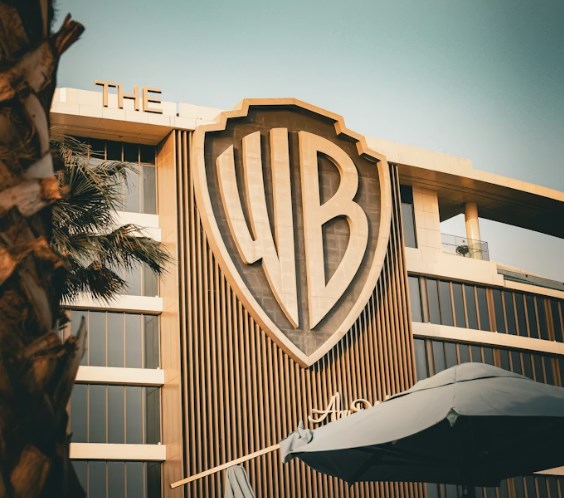 Obavy z AI zasahují tradiční finanční firmy a Paramount dál bojuje o Warner Bros.