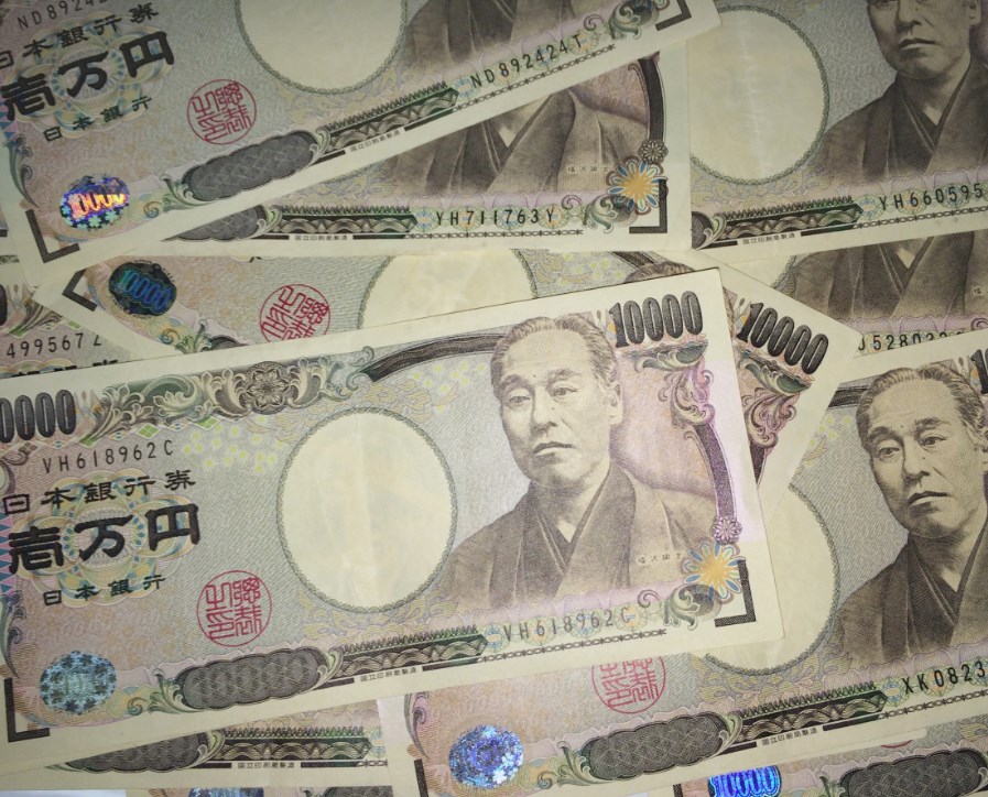 ČNB dnes pravděpodobně ponechá sazby na 7 procentech, výnosy japonského dvouletého dluhopisu dnes poprvé od roku 2015 vystoupaly nad nulu a futures jsou zelené