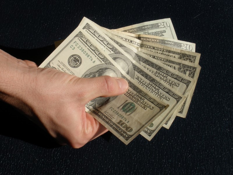 Dolar neudržel zisky po dobrých datech, vůči jenu dokonce propadá