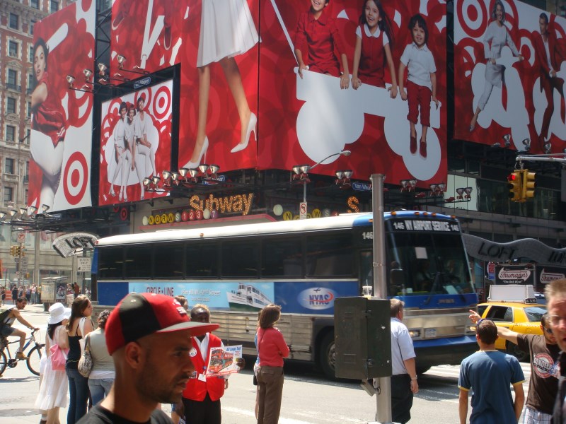 Americký maloobchod bez aut v červnu překvapivě jen stagnoval