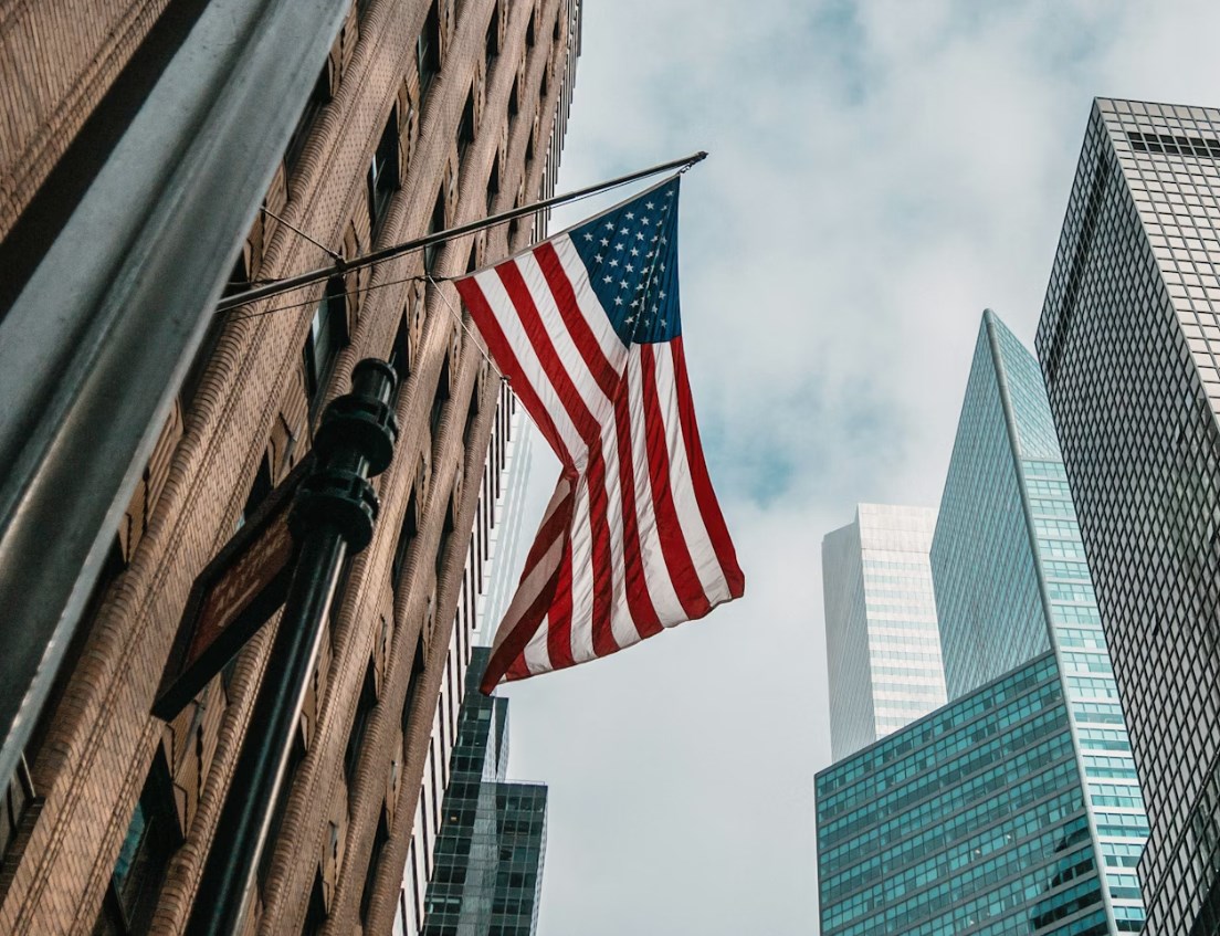 ČNB sazby ponechá, Tykač zpochybňuje převzetí ČEZ státem a trhy sledují napětí v Hormuzu i nabídku UniCreditu