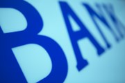 Šéf EBA: V Evropě v posledních letech zaniklo příliš málo bank