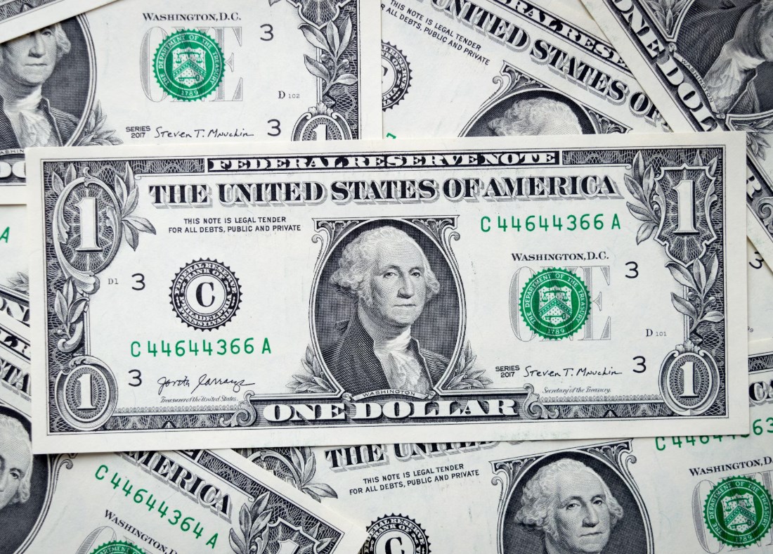 Perly týdne: Silný dolar, jeho vliv na zisky a halucinace AI