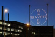 Bayer zaplatí za urovnání sporů o herbicid 10,9 miliardy dolarů