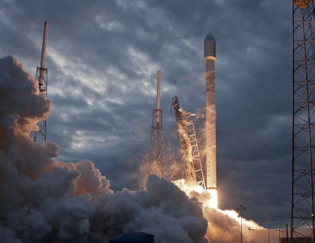 SpaceX debutovala raketově, drobní investoři nakupovali za miliardy. Co bude dál?