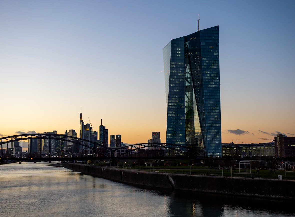 ECB diskutuje o sazbách, TSMC dosahuje průlomu v americké výrobě čipů a evropské futures jsou smíšené