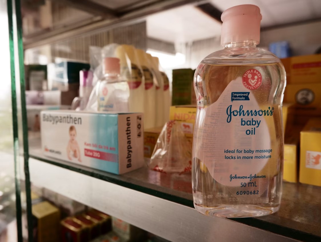 Johnson & Johnson zaplatí miliardy za urovnání sporů o mastek. Končí tak jedna z největších právních bitev v historii firmy
