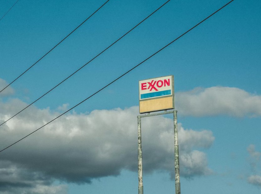 Ropní giganti Chevron a Exxon Mobil s nižším ziskem, úspory jim ale pomohly nad odhady analytiků