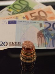Koruna své úvodní zisky drží, euro využilo šanci k dalšímu posílení