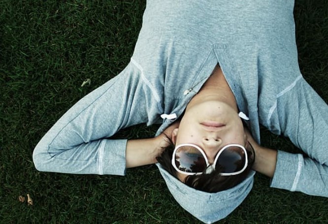 Nový růstový motiv chybí, a tak akcie padají. Peníze míří do dluhopisů