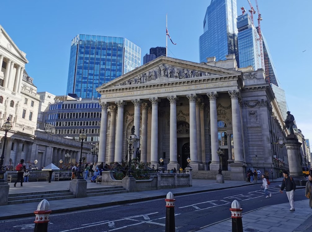 Bank of England drží sazby na 4 procentech Těsné hlasování naznačuje možný brzký cut