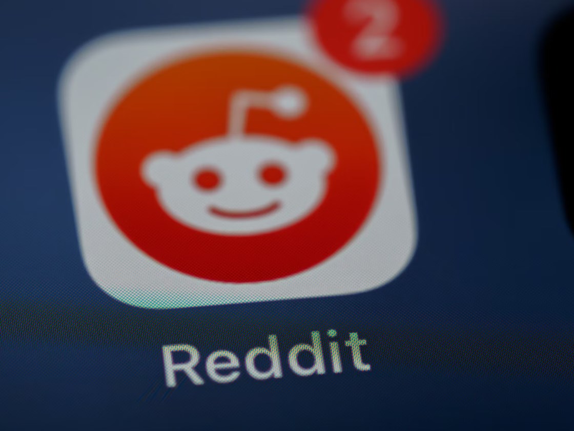 Reddit roste téměř 70% tempem a týdně ho navštíví 444 milionu uživatelů. Akcie si v pre-marketu připisují +12 %