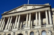 Lepší prognóza a dřívější růst sazeb - jednání BoE posílá libru vzhůru