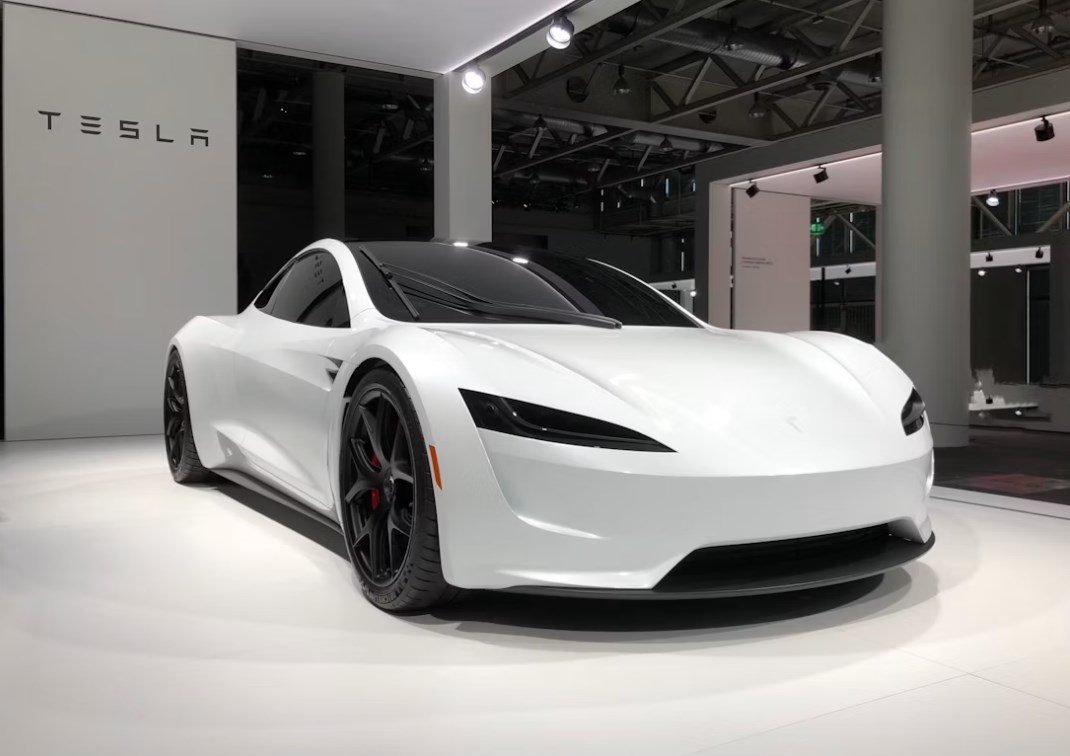 Slabá data z trhu práce podpořila akcie, Tesla překvapila růstem a Trumpův tlak na Fed neustává