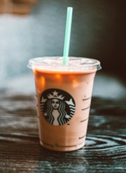 Zákazníci Starbucks se v červenci začali vracet pro svou kávu