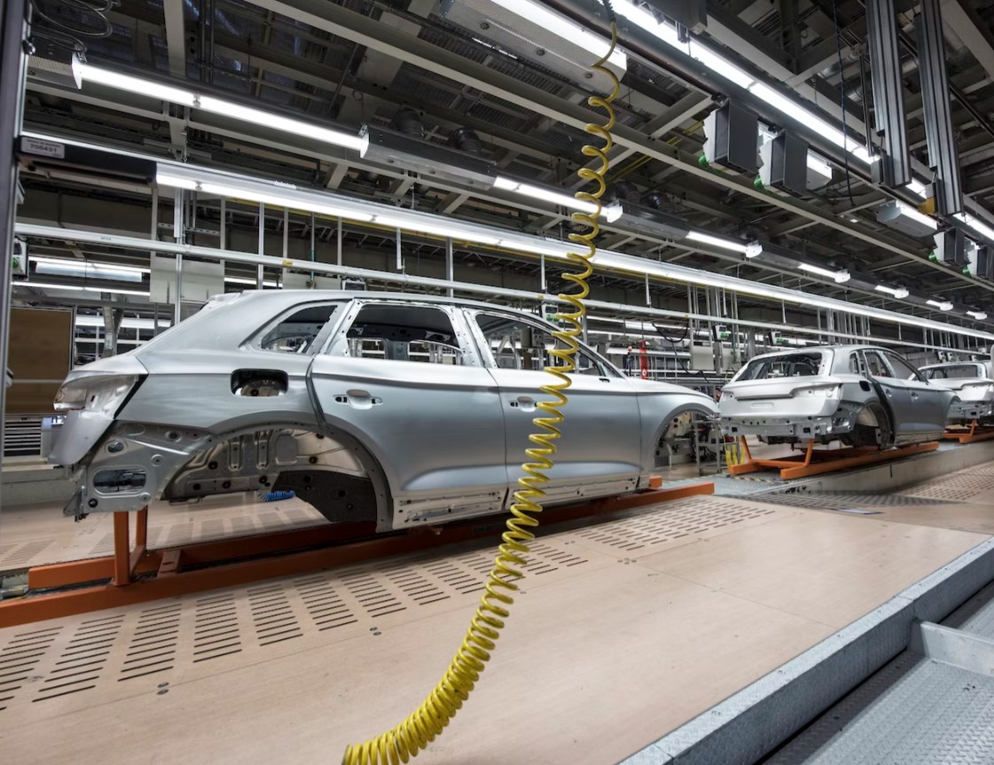 Březnový průmysl mírně nad očekáváním, ale hlavně díky silné výrobě automobilů