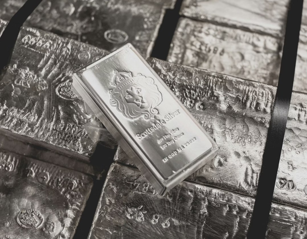Stříbro na rekordu. Bílý kov zdvojnásobil hodnotu, zatímco zlato jde do strany