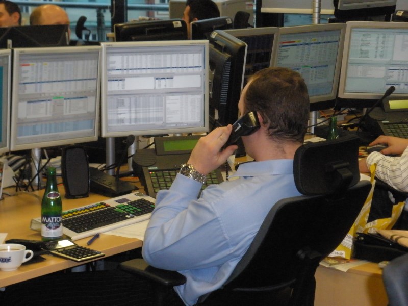 Pražská burza zahájila týden se ztrátami, CME spadlo o dalších 9 %