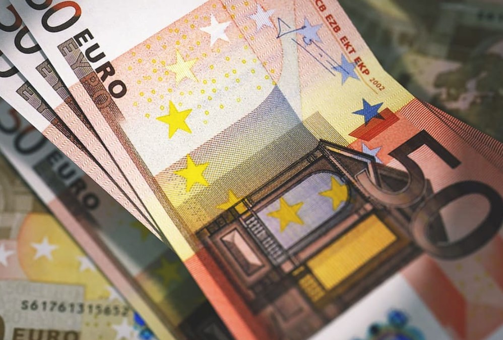 Evropa opatrná, Americe v úvodu pomůže včerejšek