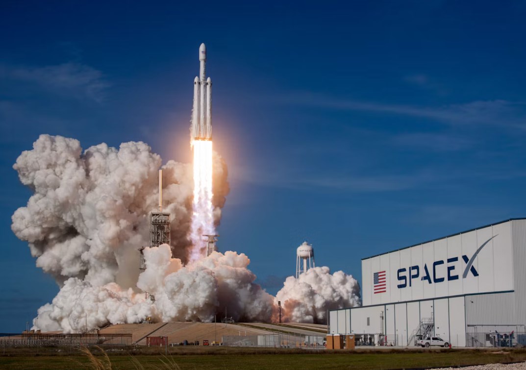 SpaceX překvapila rekordním ziskem. Musk poprvé veřejně připustil fúzi s Teslou