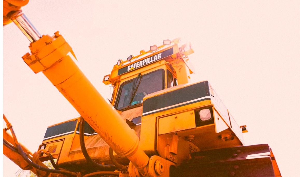 Wells Fargo věří Caterpillaru. Vidí u něj silný potenciál díky AI jako motor růstu