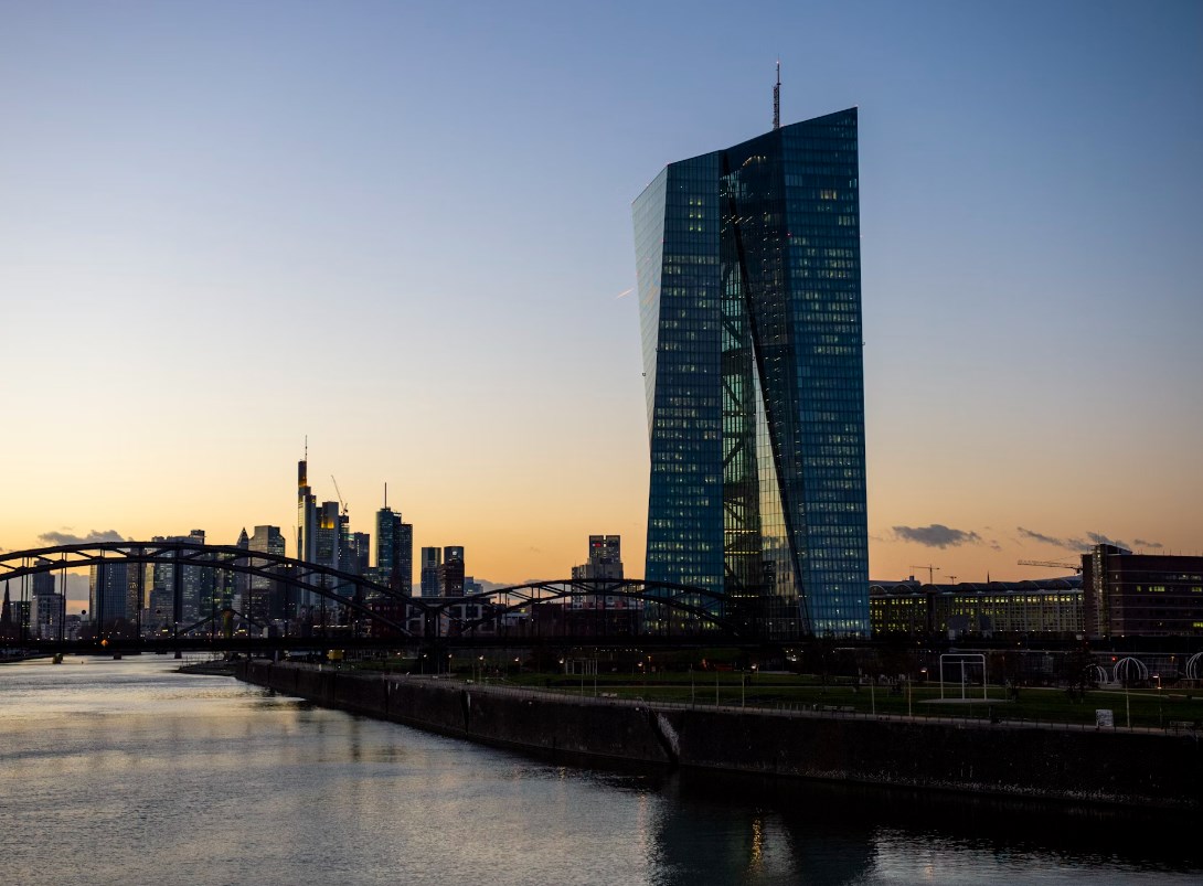 Rozbřesk: Holubičí ECB poslala korunu na dostřel 25,00 EUR/CZK