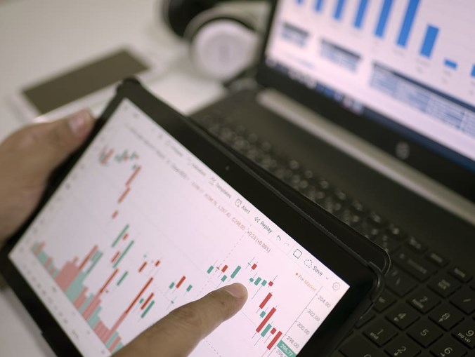 Nevýrazné obchodování na hlavních trzích, doma na programu ČNB