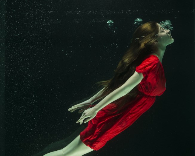 Po nádechu se akcie zanořily do červeného, eurodolar kousek od parity