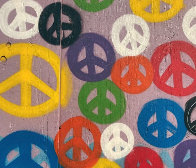 Írán, USA a Izrael souhlasí s příměřím, Hormuz se otevře. Ropa prudce klesá, futures vystřelily nahoru