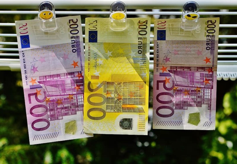 Akcie vadnou, euro si však odpoledne drží zisky