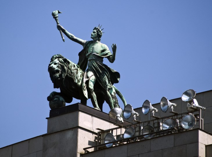 Rozbřesk: Inflace leze dále nad cíl ČNB, ale výnosová křivka zplošťuje. Větří snad trh recesi?