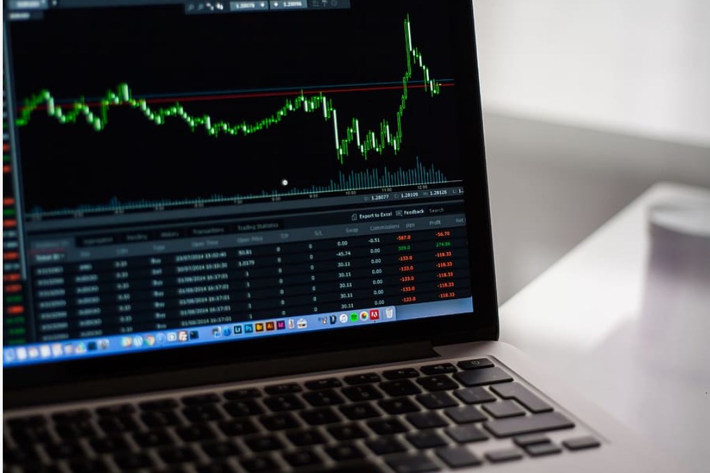 Výnosy rostou moc rychle, co na to Fed? Akcie se sbírají po propadu